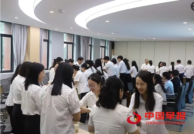 1758422133163533.png 5青方教师鞠躬.png