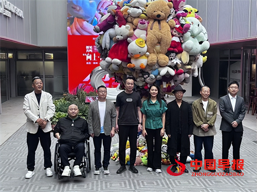 向上·向上雕塑展宋庄启幕 吴梁焰“红领少年”解码符号与生命力量(图1)