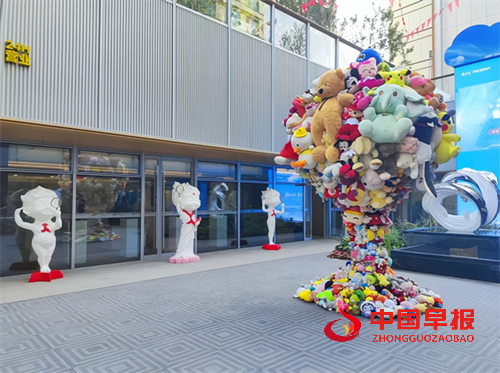 向上·向上雕塑展宋庄启幕 吴梁焰“红领少年”解码符号与生命力量(图4)