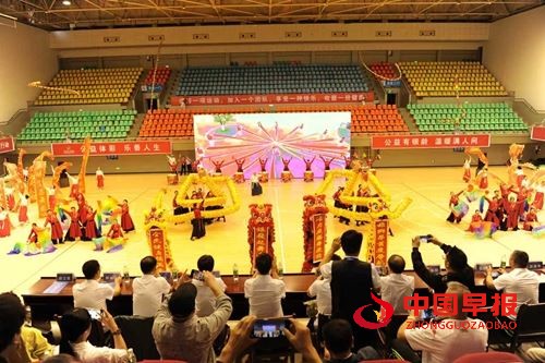 2025年全国老年人健身广场舞大联动湖北主会场(宜昌)活动盛大启幕， 三峡满江红艺术团《舞动宜昌》震撼全场(图1)