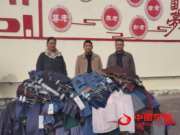 黄龙爱心人士捐赠衣服.jpg