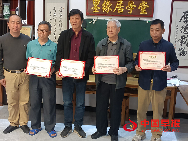 1764552712112639.png 15授牌四人合影.png